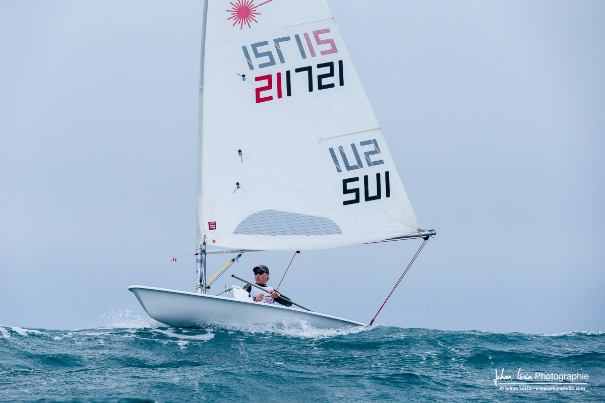 Max Chéli en surf sur la crête de la vague