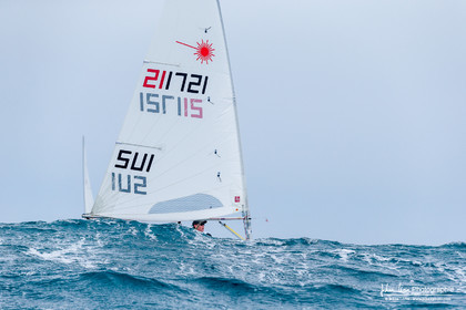 JB Bernaz et les ILCA du Yacht Club de Cannes dans la brise