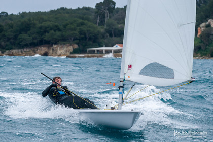 JB Bernaz et les ILCA du Yacht Club de Cannes dans la brise