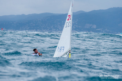 JB Bernaz et les ILCA du Yacht Club de Cannes dans la brise