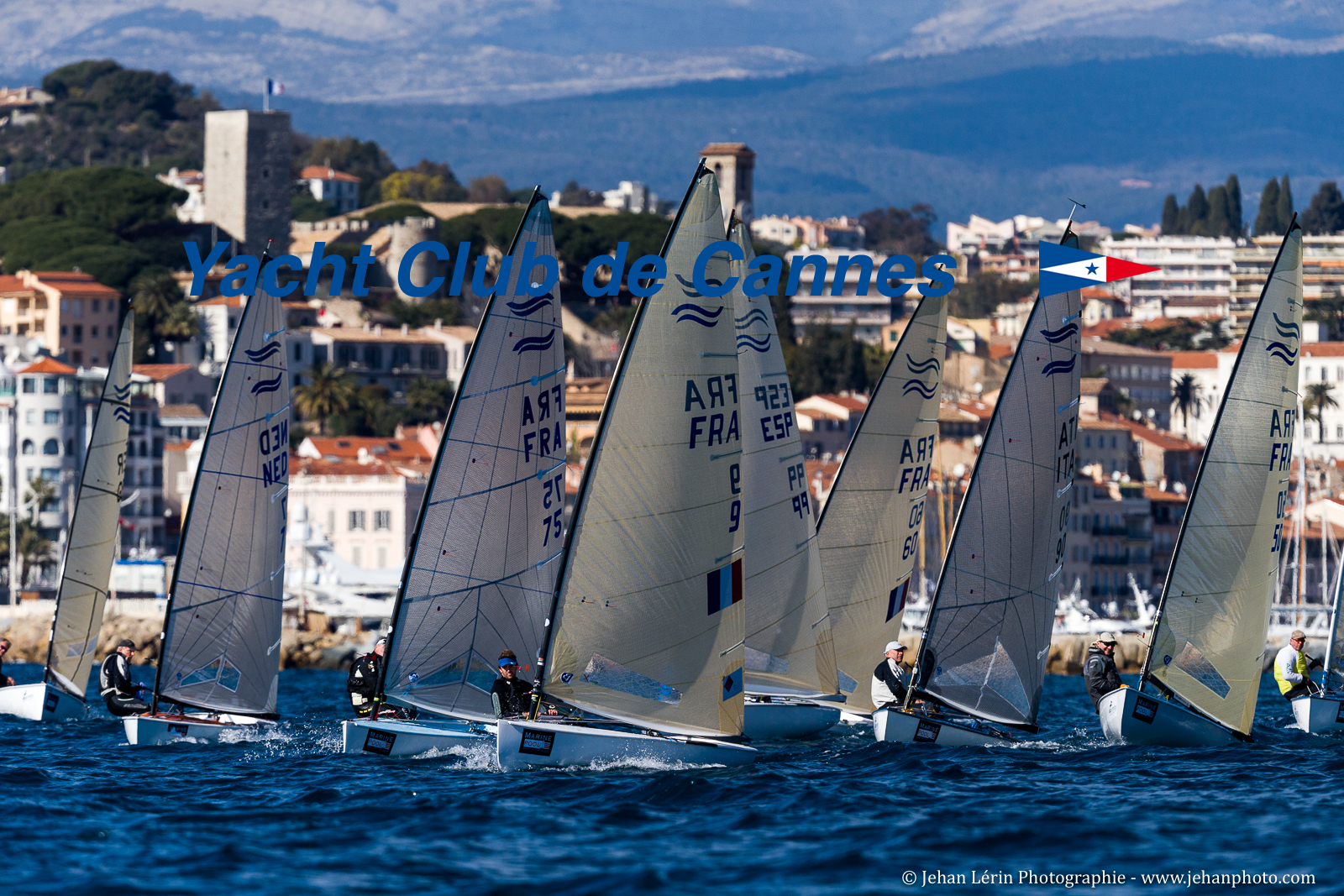 Premier départ et Guillaume Boisard - FRA 9 - en tête de la flotte de Finn Premier départ et Guillaume Boisard - FRA 9 - en tête de la flotte de Finn