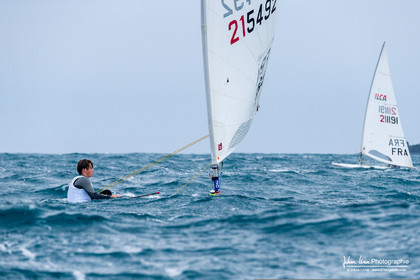 JB Bernaz et les ILCA du Yacht Club de Cannes dans la brise